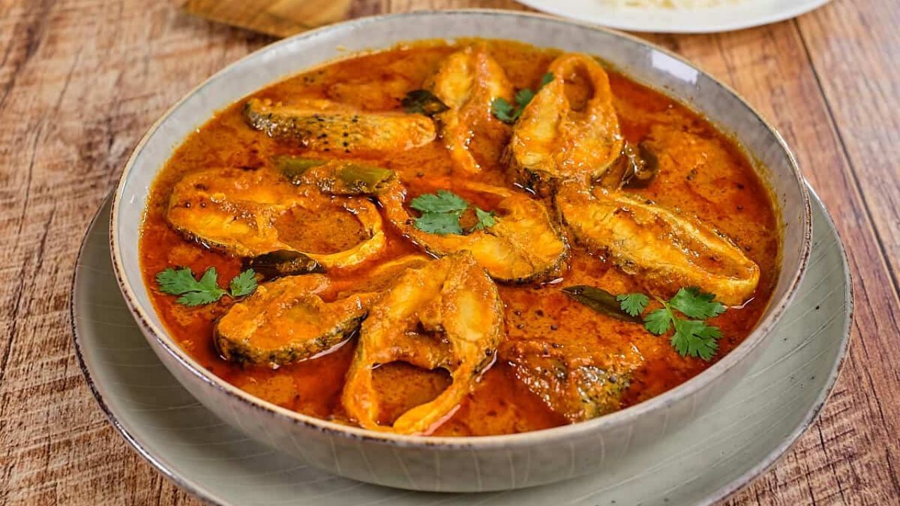 একটা পেস্ট বানাতে হবে। আড়াই চামচ হলুদ সরষে দেড় চামচ কালো সরষে ৫ টা কাঁচালঙ্কা, ৫ টা শুকনো লঙ্কা, ১২ কোয়া রসুন, ছোট টুকরো আদা, ১ চামচ গোলমরিচ, ১ চামচ গোটা জিরে, ১ চামচ গোটা ধনে,  হাফ চামচ মৌরি জল দিয়ে ভিজিয়ে রাখতে হবে