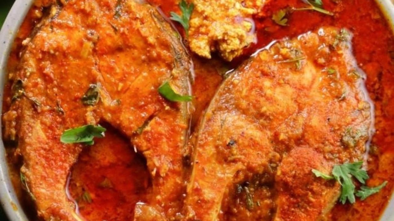 এবার রইল নতুন এই কাতলার রেসিপি। একবার খেলে আজীবন মুখে সেই স্বাদ লেগে থাকবে। দেখে নিন কী ভাবে বানাবেন। মাছে নুন-হলুদ ভাল করে মাখিয়ে নিতে হবে। ১০-১৫ মিনিট রেখে দিন এই ভাবে 