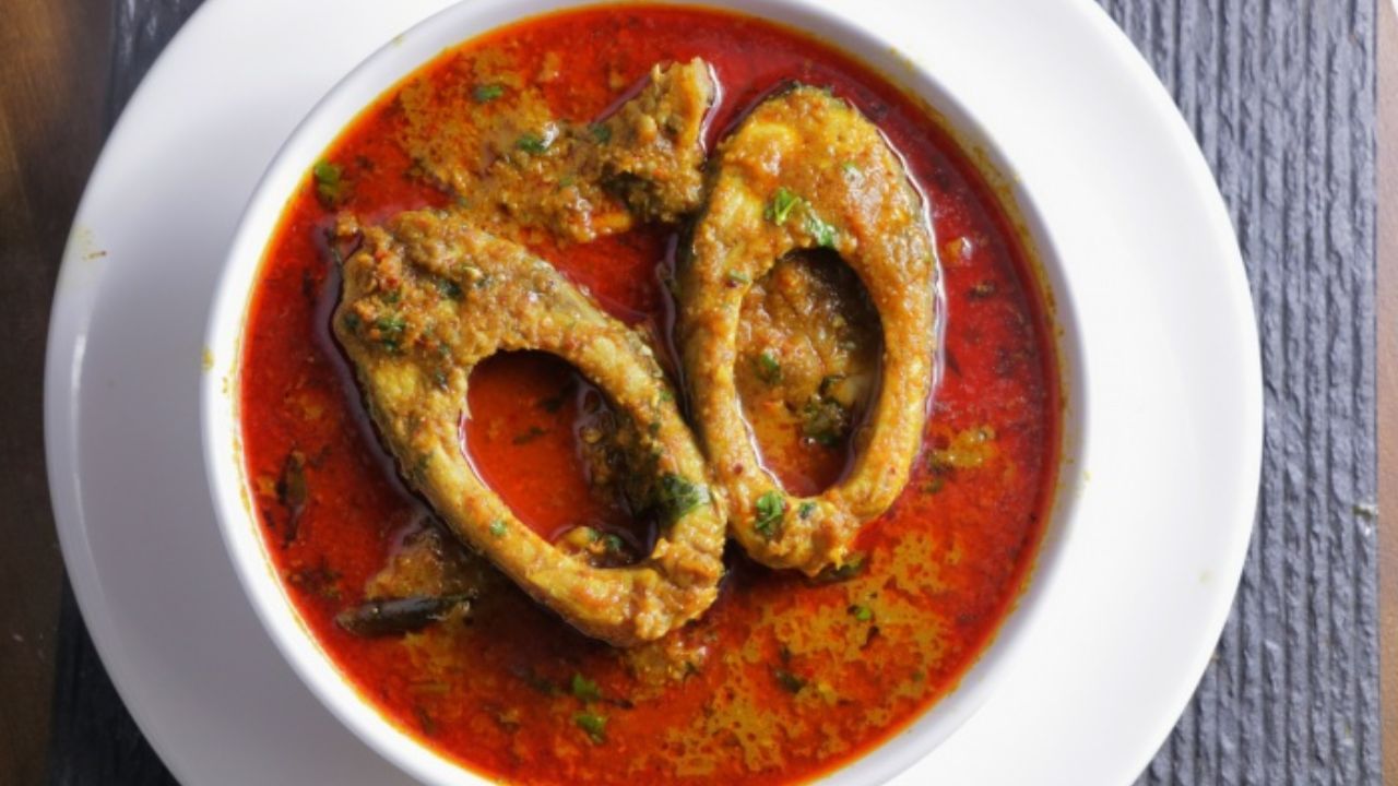 এসব ছাড়াও মালাইকারি, ঝাল, কালিয়া এসবও বানিয়ে খেতে পারেন। বাজারে যত রকমই মাছ থাকুক না কেন রুই, কাতলার কোনও তুলনা নেই। কাতলার পেটি ভাজা হোক বা দই কাতলা, কালিয়া, ঝাল এসব খেতে বেশ লাগে