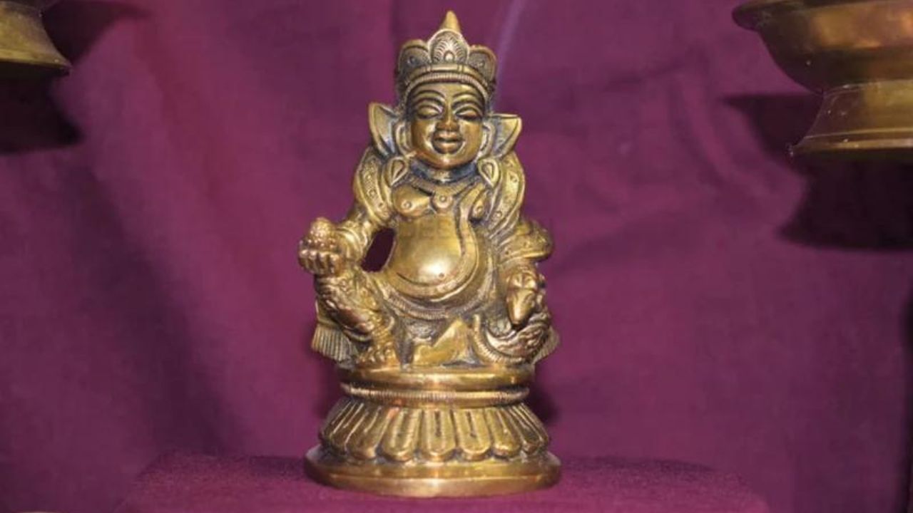 বাস্তুশাস্ত্রে নির্দেশ অনুসারে, ঘরে রাখা সমস্ত জিনিস যদি সঠিক পথে রাখা হয় তবেই শুভ ফল পাওয়া যায়। কিন্তু ভুল কোণে বা দিকে স্খাপন করা হলে ব্যাপক ক্ষতির সম্মুখীন হতে হয়। কর্মজীবন ও পারিবারিক পরিস্থিতিও খারাপ হতে পারে।