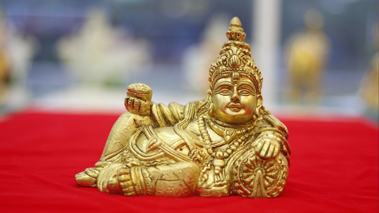 ঘরের পশ্চিম দিকেও কুবের দেবতা স্থাপন করা অশুভ বলে মনে করা হয়। কথিত আছে, এদিকটি শনিদেবের স্থান বলা হয়। যদি পশ্চিম দিকে কুবেরের মূর্তি স্থাপিত হয়ে থাকে তাহলে অবিলম্বে সরিয়ে ফেলুন। যাতে সমস্যা দূর হয়।