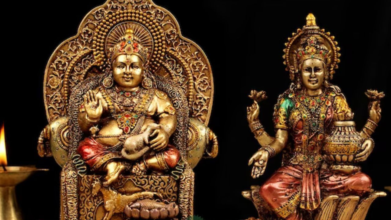 বাস্তুশাস্ত্র অনুসারে, ভুলেও কুবেরদেবকে বাড়ির দক্ষিণ দিকে স্থাপন করা উচিত নয়। প্রকৃতপক্ষে যম ও পিশাচের অধিবাস এদিকে। বাড়ির এদিকে কুবেরের মূর্তি স্থাপন করলে অশুভ ফল পাওয়া যায়। আর যদি এদিকে স্থাপন করে থাকেন, তাহলে কুবেরদেবকে সঠিক নিয়ম মেনে পুজো করা প্রয়োজন।