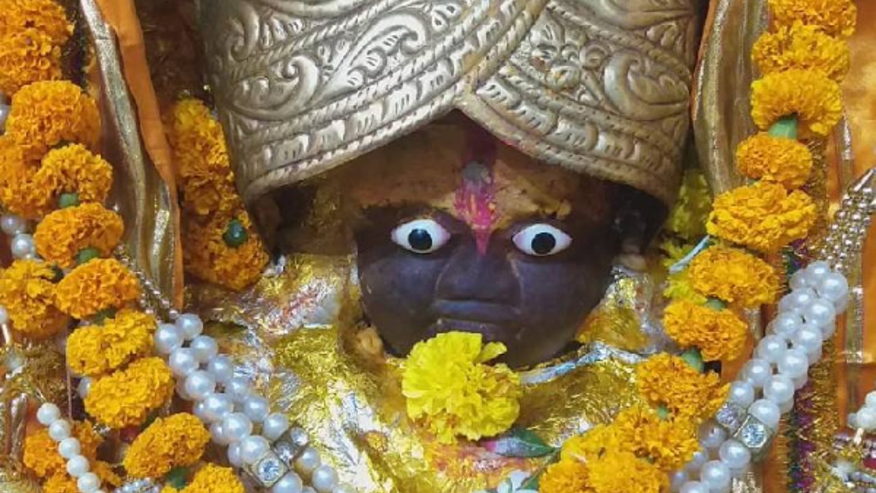 কোনও জিনিসকে যখন প্রাণের থেকেও বেশি ভালবেসে ও ইচ্ছেয় আগলে রাখা হয়, তখন যক্ষের ধন বলে এই প্রবাদ বাক্য উচ্চারণ করা হয়। তাই ধনসম্পত্তি ও অর্থলাভের জন্য অনেকেই কুবেরের মূর্তি স্থাপন করেন বাড়িতে।