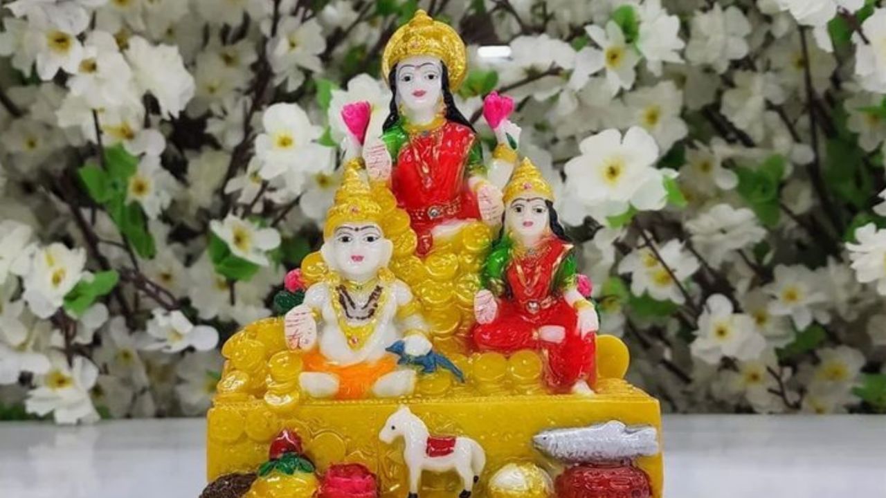 কুবেরদেবের মূর্তি ভুল দিকে স্থাপন করা হলে লক্ষ্মীরও প্রবেশ ঘটে না সেই বাড়িতে। পরিশ্রম করা সত্ত্বেও আর্থিক সমস্যা দূর হয় না। বরং বার বার ফিরে আসে। তাই বাস্তুশাস্ত্র অনুসারে, ভগবান কুবেরের মূর্তিটি সরিয়ে উত্তর দিকে রাখুন, যা বাস্তুশাস্ত্র অনুসারে সবচেয়ে শুভ বলে মনে করা হয়।