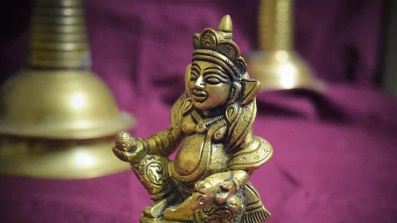 বাড়িতে লক্ষ্মীর মূর্তি থাকলেও অনেকে ধনী হওয়ার আশায় কুবেরদেবেরও মূর্তি স্থাপন করেন। হিন্দুশাস্ত্র মতে, কুবের দেব হলেন যক্ষদের রাজা। বাংলায় প্রবাদ বাক্য রয়েছে, যক্ষের ধন। আর এই যক্ষদের অধিপতি হলেন কুবের।