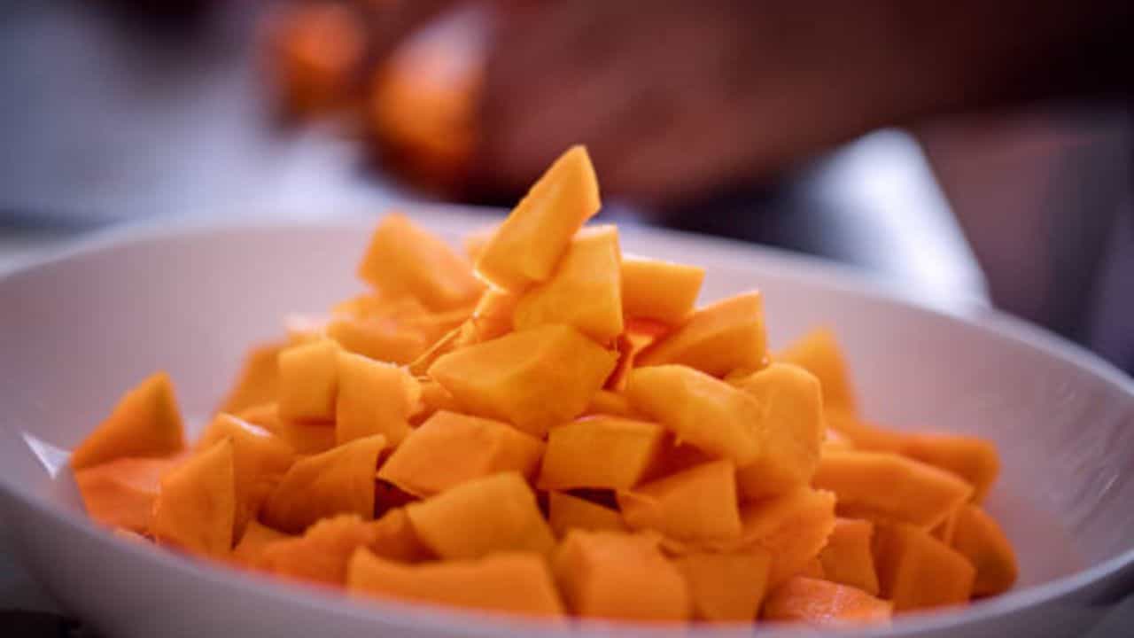 কুমড়ো আর চিংড়ি মাছ এই দুই এর কম্বিনেশন জবরদোস্ত। কুমড়ো দিয়ে চিংড়ি মাছ অনেক রকম ভাবে রান্না করা যায়। মিষ্টি কুমড়ো দিয়ে চিংড়ি মাছের মাখা তরকারি খেতে বেশ লাগে