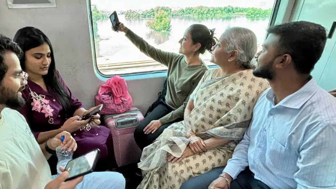 Pics: লোকাল ট্রেনে সফর নির্মলা সীতারমণের, সহযাত্রীদের সঙ্গে সেলফি কেন্দ্রীয় অর্থমন্ত্রীর