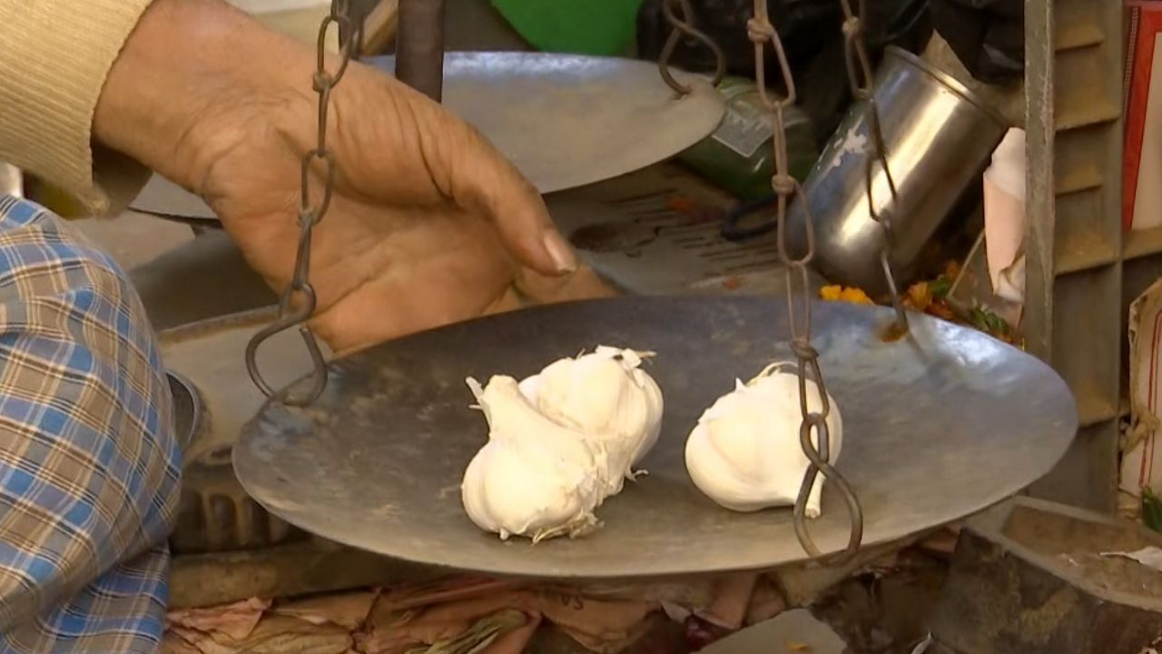 Garlic Price hike: '৪৫ বছরেও এমনটা দেখিনি..', কলকাতায় ৬০০ ছুঁল রসুন Garlic Price hike: '৪৫ বছরেও এমনটা দেখিনি..', কলকাতায় ৬০০ ছুঁল রসুন