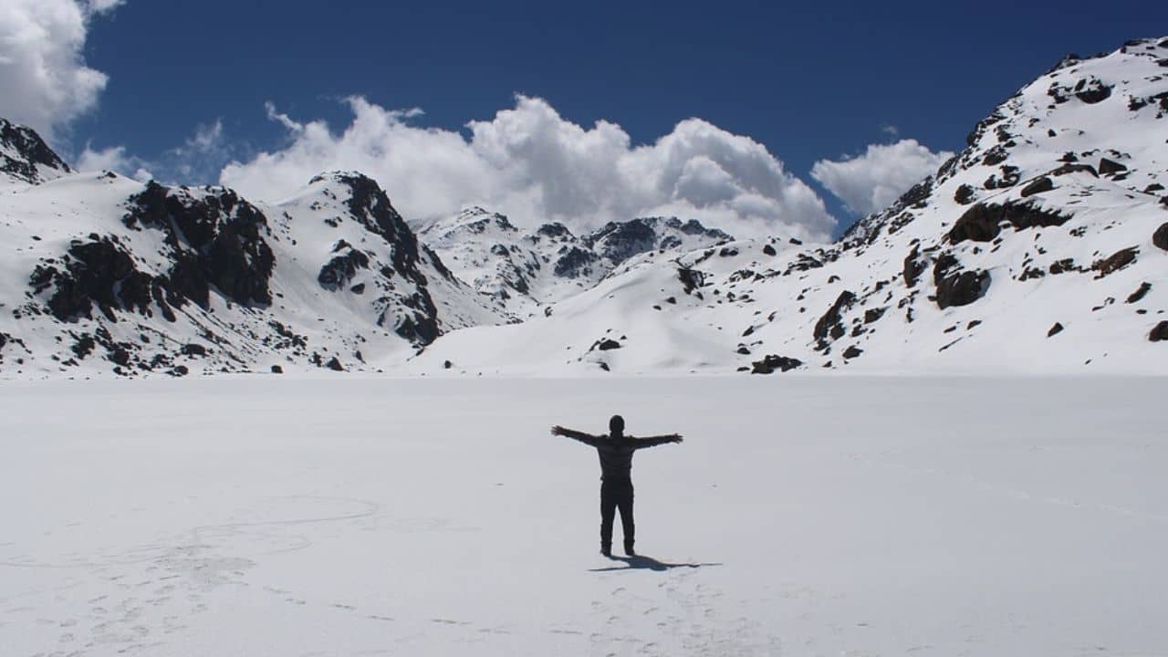 Himalaya Mountianeers: পাহাড় জুড়ে দুর্গন্ধ! এবার থেকে মলমূত্র বয়ে নিয়ে যেতে বলা হল পর্বতারোহীদের