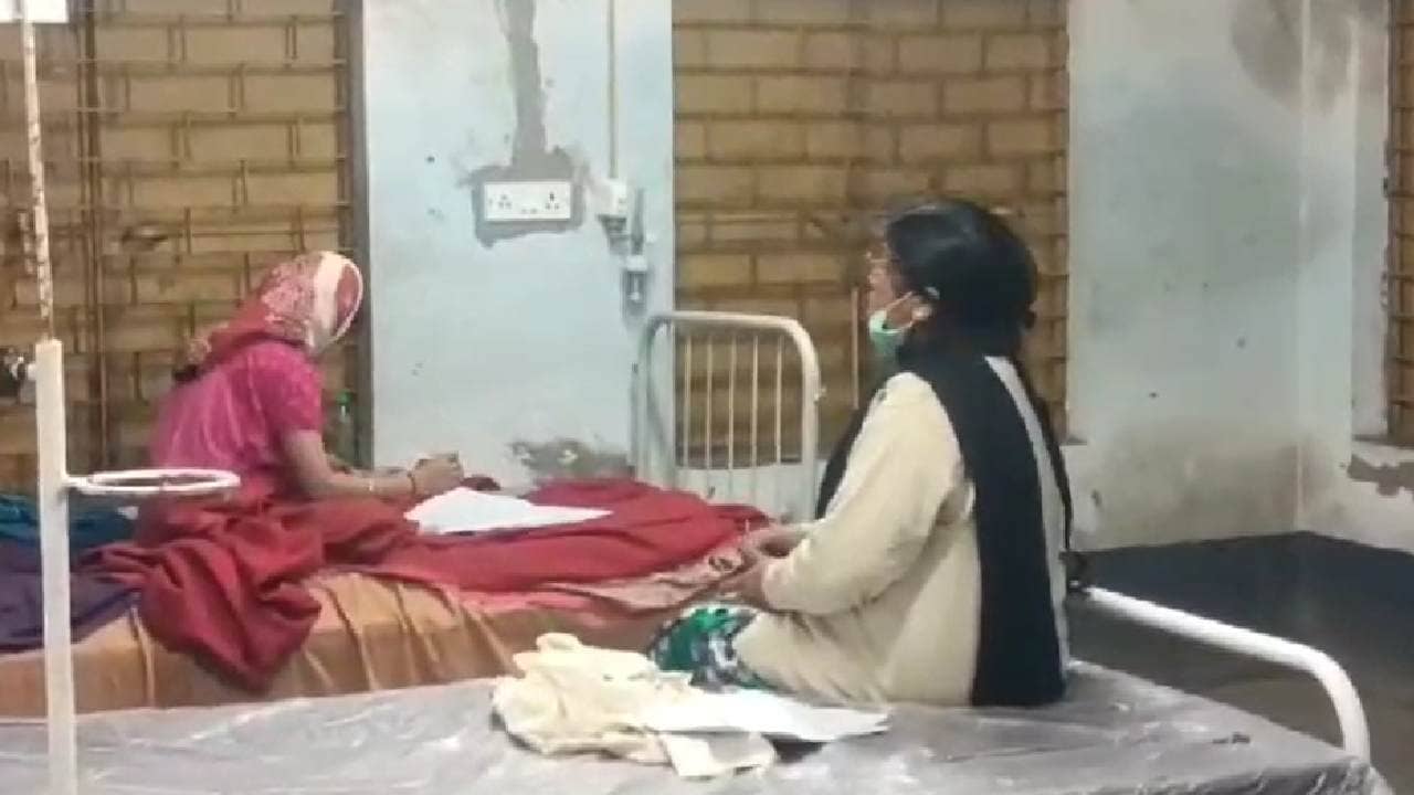 Madhyamik 2024: এক হাতে স্যালাইনের চ্যানেল, অন্য হাতে কলম; হাসপাতালেই দিতে হল মাধ্যমিক