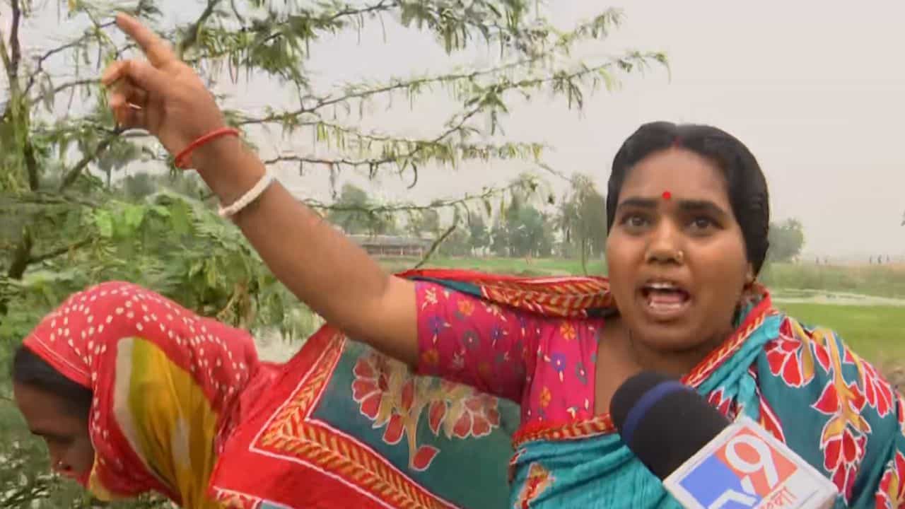 Sandeshkhali Protest: 'ওর ফাঁসি চাই..', দলে দলে পথে নামছে ঝুপখালির মহিলারা, এবার নিশানায় সিরাজ ডাক্তার Sandeshkhali Protest: 'ওর ফাঁসি চাই..', দলে দলে পথে নামছে ঝুপখালির মহিলারা, এবার নিশানায় সিরাজ ডাক্তার
