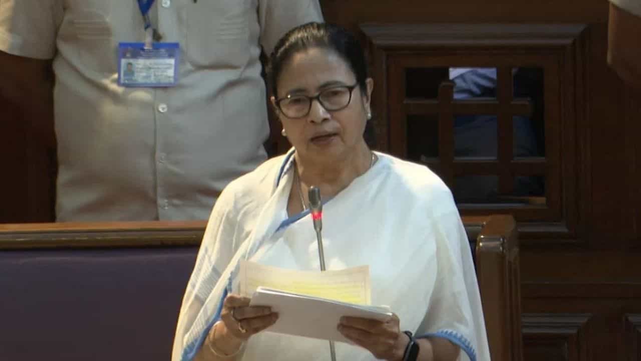 Mamata Banerjee: ১০০ দিনের কাজ থেকে লক্ষ্মীর ভাণ্ডার, মমতার বাজেটে এবার কোনটায় গুরুত্ব? Mamata Banerjee: ১০০ দিনের কাজ থেকে লক্ষ্মীর ভাণ্ডার, মমতার বাজেটে এবার কোনটায় গুরুত্ব?