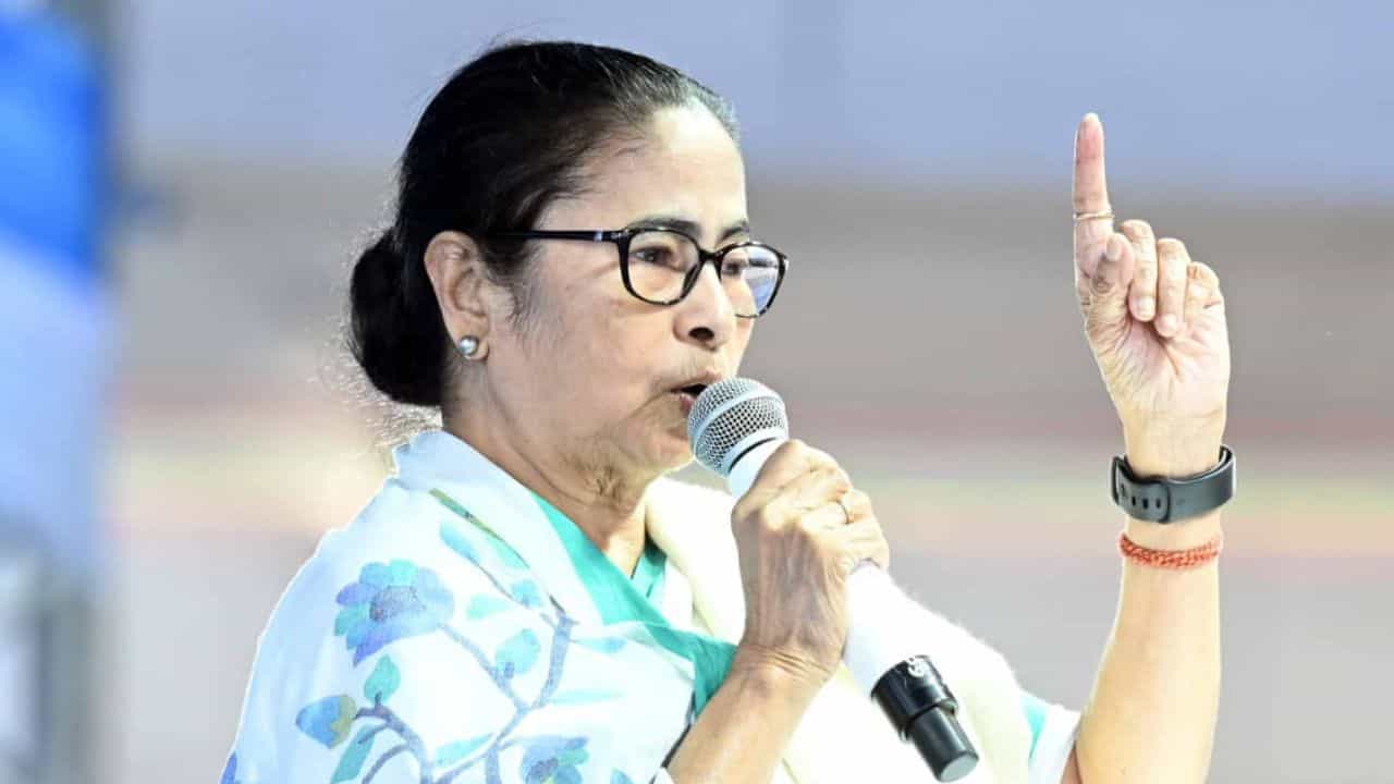 Mamata Banerjee on Sandeshkhali: থমথমে সন্দেশখালি, চার দিন পর মুখ খুললেন মুখ্যমন্ত্রী মমতা Mamata Banerjee on Sandeshkhali: থমথমে সন্দেশখালি, চার দিন পর মুখ খুললেন মুখ্যমন্ত্রী মমতা