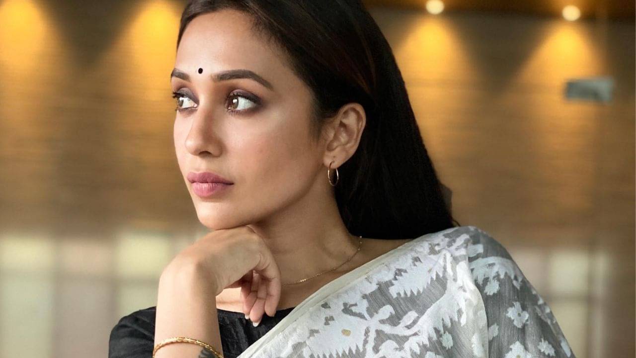 ভোটে নেই, সাংসদ পদ ছেড়েছেন; এবার বড় সিদ্ধান্ত নিলেন মিমি, বিয়ে করছেন?