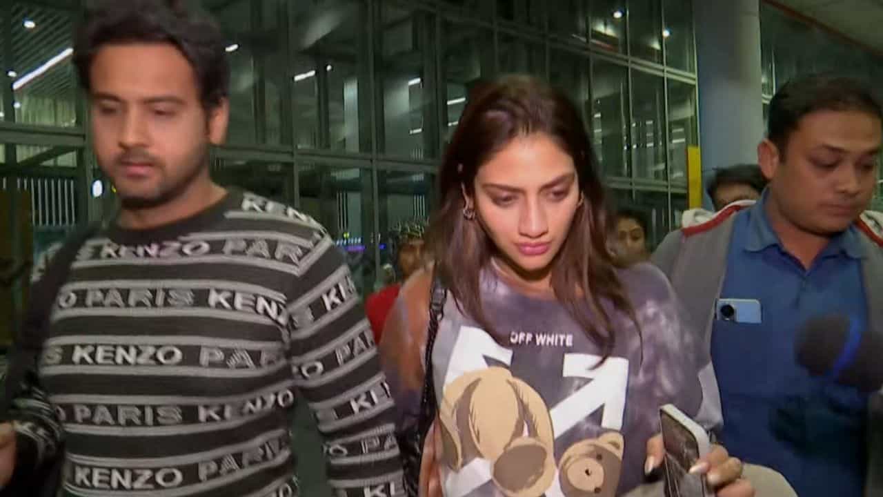 Nusrat Jahan: মধ্যরাতে বিমানবন্দরে যশের সঙ্গে সাংসদ নুসরত, সন্দেশখালির প্রশ্ন শুনেই যা করলেন... Nusrat Jahan: মধ্যরাতে বিমানবন্দরে যশের সঙ্গে সাংসদ নুসরত, সন্দেশখালির প্রশ্ন শুনেই যা করলেন...