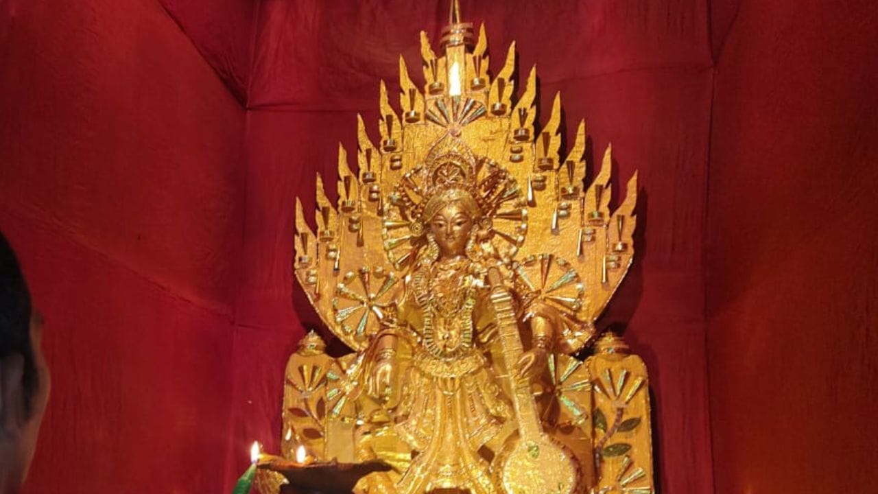 শ্বেতাম্বরার আরাধনার সূচনা হয়েছে বৌদ্ধ মঠের পুরোহিতদের হাত দিয়ে।