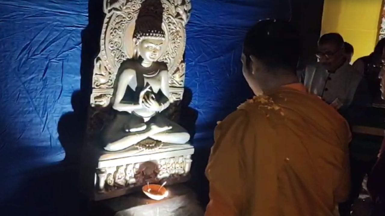 বৌদ্ধ মঠের আদলে তৈরি হয়েছে মণ্ডপ।  মঞ্চ ভাবনা 'চার হাতের চমৎকার'। 