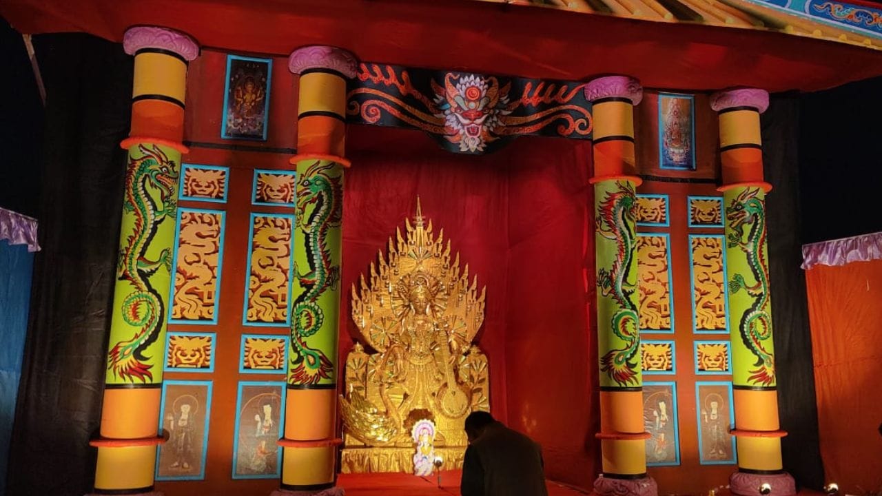 বেহালার কিশোর সঙ্ঘে এবার ৪৯ তম সরস্বতী আরাধনার আয়োজন করা হয়েছে। মঙ্গলবারই পুজোর সূচনা হয়েছে।