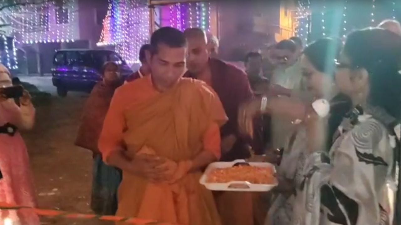 সরস্বতী পুজোতেও এখন থিমের ছোঁয়া লেগেছে। বেহালার কিশোর সঙ্ঘের সরস্বতী পুজোয় এবার বৌদ্ধ সংস্কৃতির ছোঁয়া।