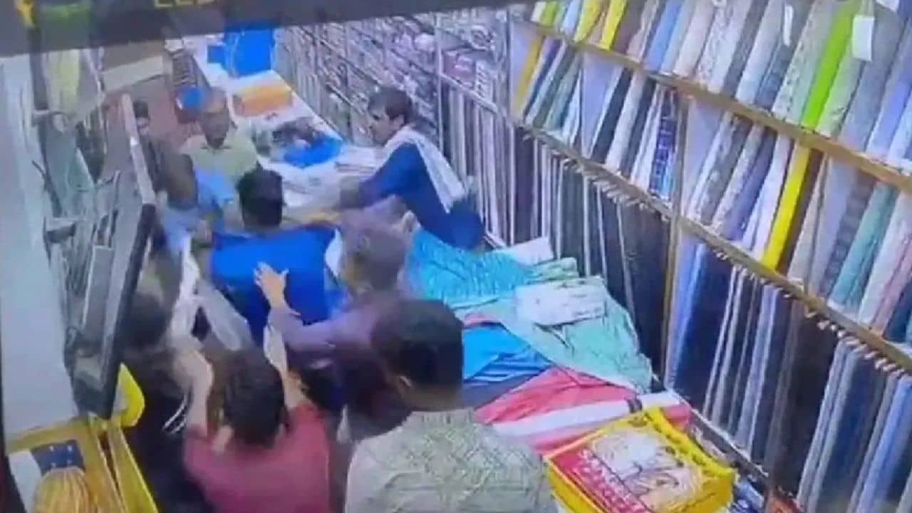 Saree Shop: একটাও শাড়ি পছন্দ হচ্ছে না বউয়ের, দোকানদারকে বেধড়ক মার যুবকের