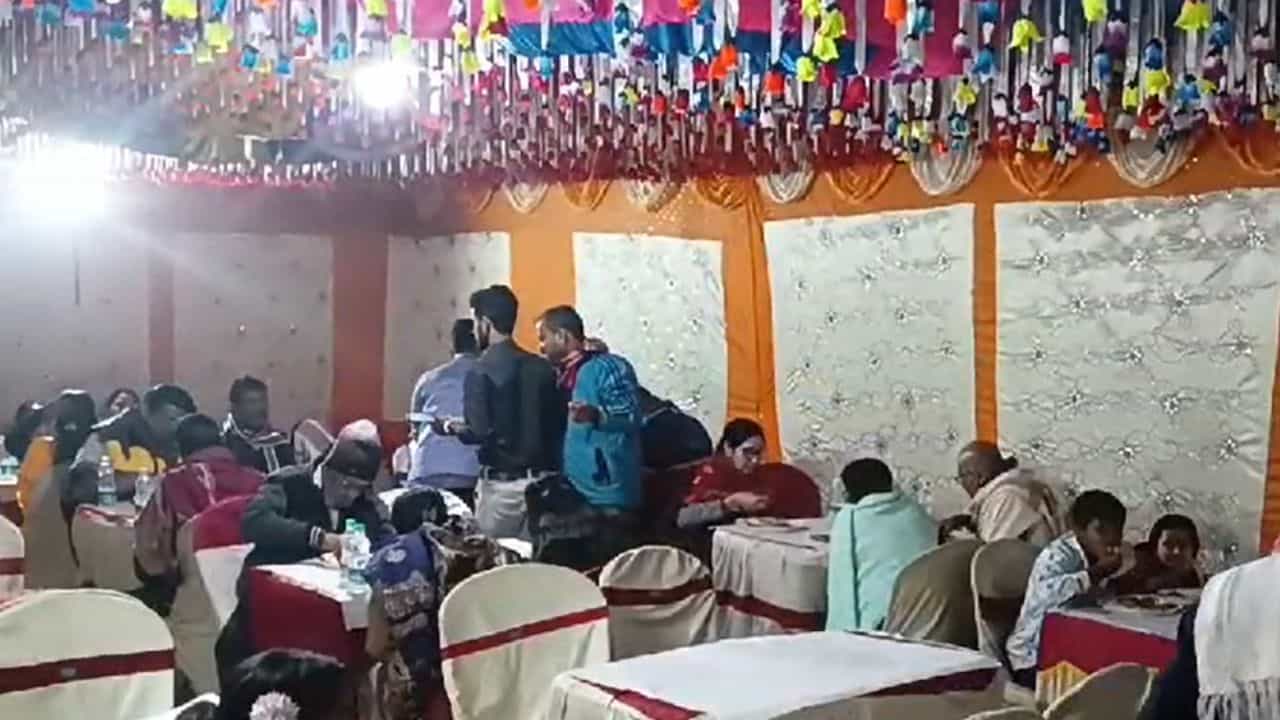 Blast at Wedding: বীরভূমে ভরা বিয়েবাড়িতে কফি মেশিনে বিস্ফোরণ, আহত একাধিক Blast at Wedding: বীরভূমে ভরা বিয়েবাড়িতে কফি মেশিনে বিস্ফোরণ, আহত একাধিক