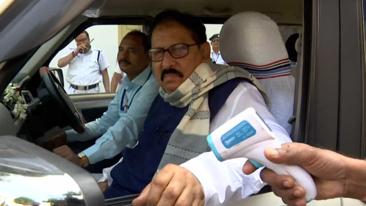Bidhansabha Security: বাদ যাচ্ছে না স্পিকারের গাড়িও, নিরাপত্তার প্রশ্নে বিধায়কদের গাড়িতে কড়া নজর Bidhansabha Security: বাদ যাচ্ছে না স্পিকারের গাড়িও, নিরাপত্তার প্রশ্নে বিধায়কদের গাড়িতে কড়া নজর
