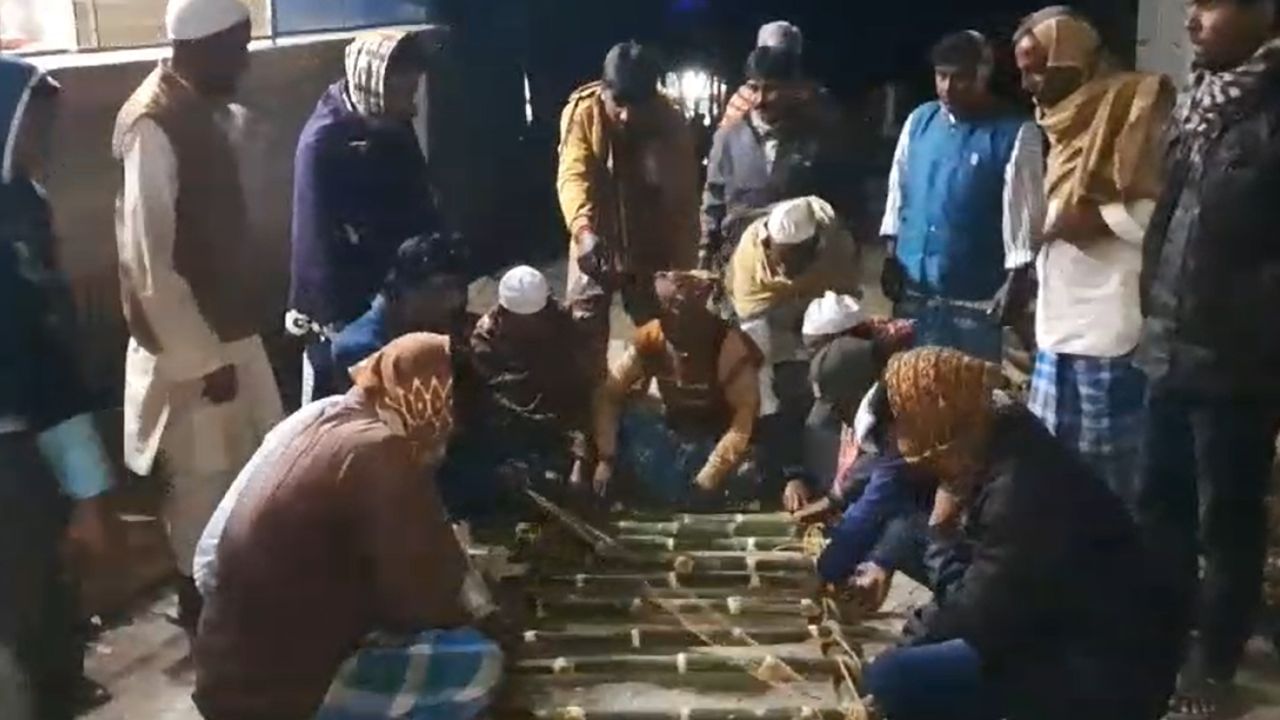Old Man funeral: বেঁচে থাকতে খেতে দিত ওরা, হিন্দু বৃদ্ধের মৃত্যুতে কাঁধ দিল সেই মুসলিম প্রতিবেশীরাই