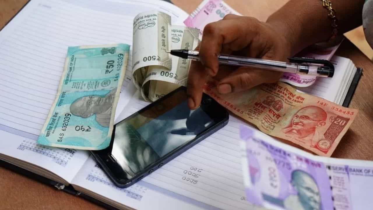 Income Tax: প্রবীণ নাগরিকদের কর বাঁচানোর সবচেয়ে ভাল বিকল্প হতে পারে এই FD Income Tax: প্রবীণ নাগরিকদের কর বাঁচানোর সবচেয়ে ভাল বিকল্প হতে পারে এই FD