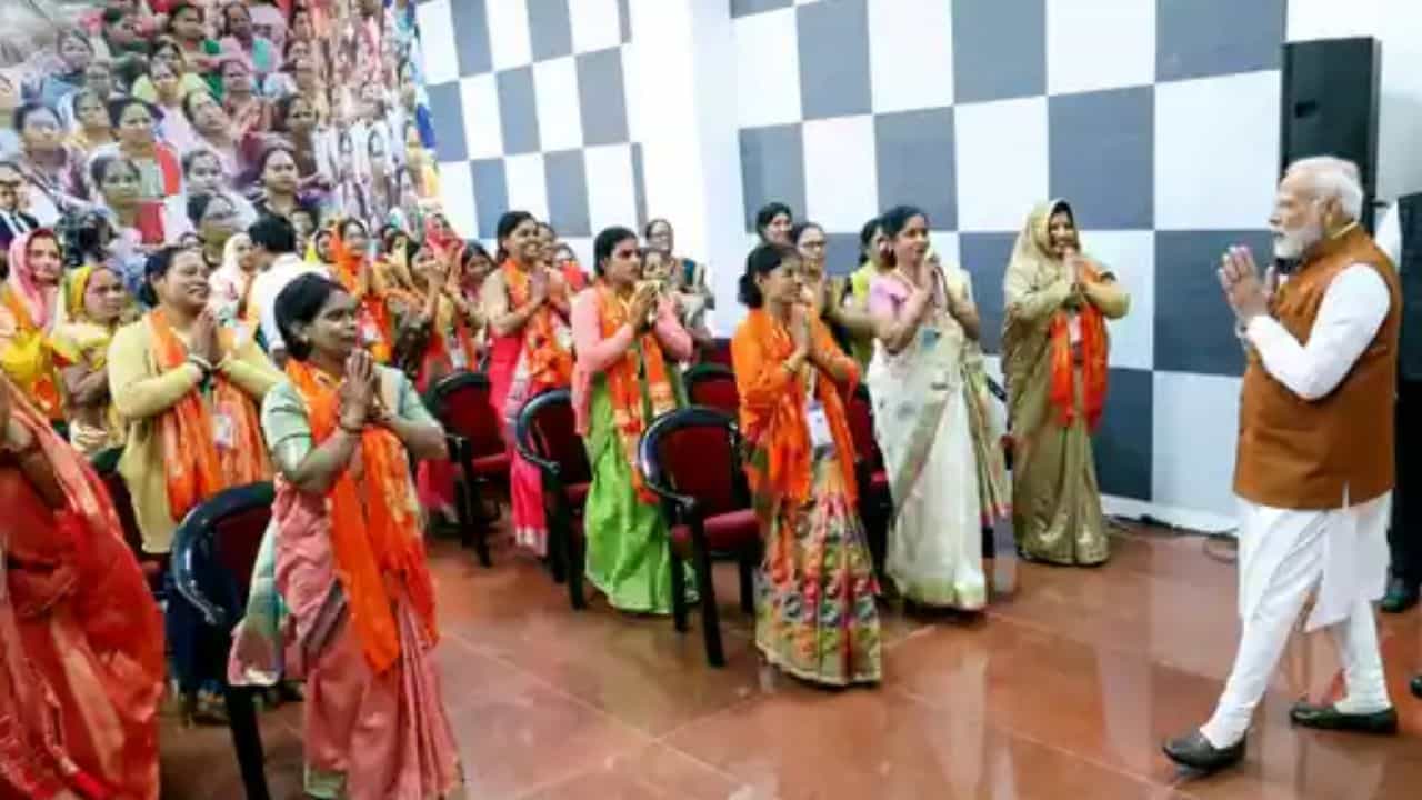 Video: মহিলাদের স্বনির্ভর করতে বড় ঘোষণা প্রধানমন্ত্রী মোদীর Video: মহিলাদের স্বনির্ভর করতে বড় ঘোষণা প্রধানমন্ত্রী মোদীর