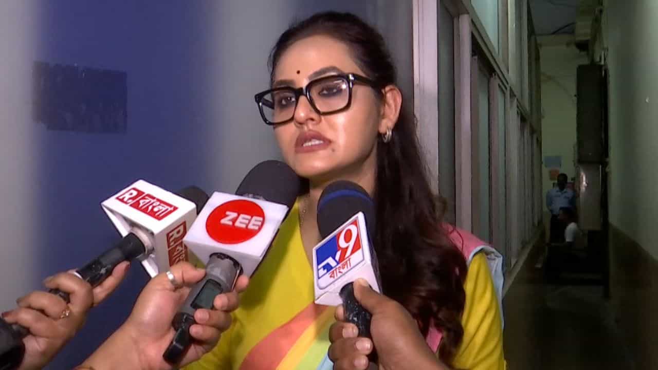 Ananya Banerjee: 'শব্দটা তো ব্রাত্য নয়', দল ক্ষমা চাইলেও অনড় অনন্যা Ananya Banerjee: 'শব্দটা তো ব্রাত্য নয়', দল ক্ষমা চাইলেও অনড় অনন্যা