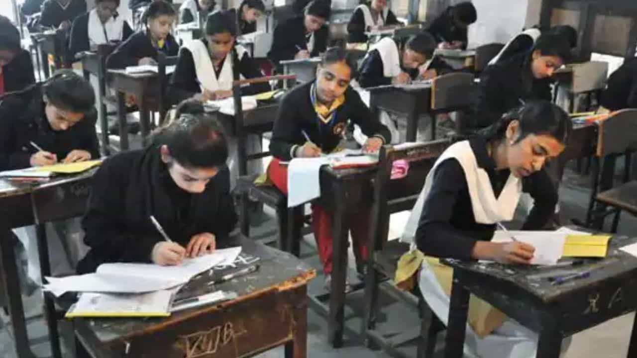 School Student's Letter: ক্লাসের দেওয়াল থেকে সরে গেল প্রাক্তন মুখ্যমন্ত্রীর ছবি, মর্মস্পর্শী চিঠি লিখল কিশোরী ছাত্রী School Student's Letter: ক্লাসের দেওয়াল থেকে সরে গেল প্রাক্তন মুখ্যমন্ত্রীর ছবি, মর্মস্পর্শী চিঠি লিখল কিশোরী ছাত্রী