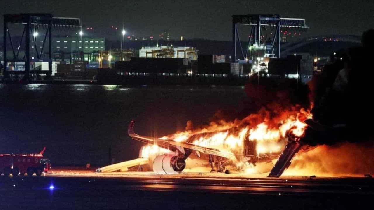 Jet accident: ভয়ঙ্কর! বিমানের সঙ্গে গাড়ির সংঘর্ষ, মৃত ২ Jet accident: ভয়ঙ্কর! বিমানের সঙ্গে গাড়ির সংঘর্ষ, মৃত ২