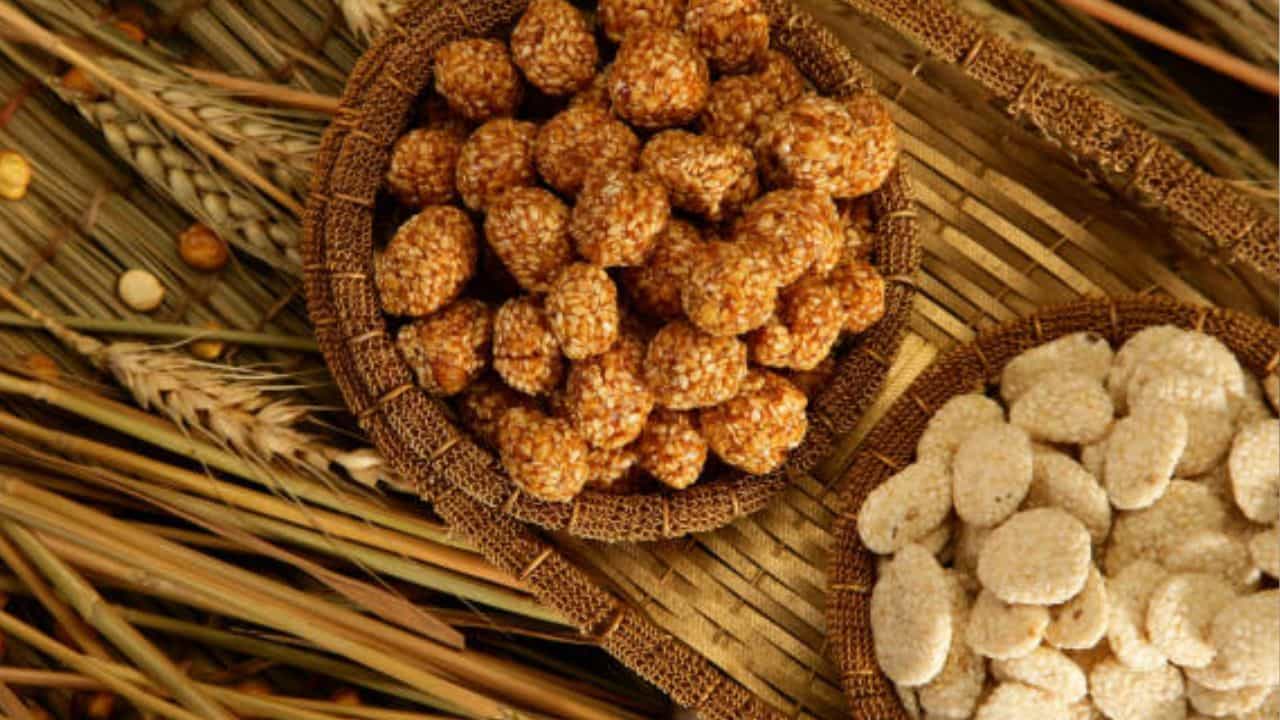 লক্ষ্মীপুজো হোক বা পৌষ পার্বণ- তিলের নাড়ু থাকবেই। ছোট থেকে বড় সকলেরই প্রিয় তিলের নাড়ু। বাংলার মিষ্টি দ্রব্যের মধ্যেও এটা বিশেষ জায়গা করে নিয়েছে