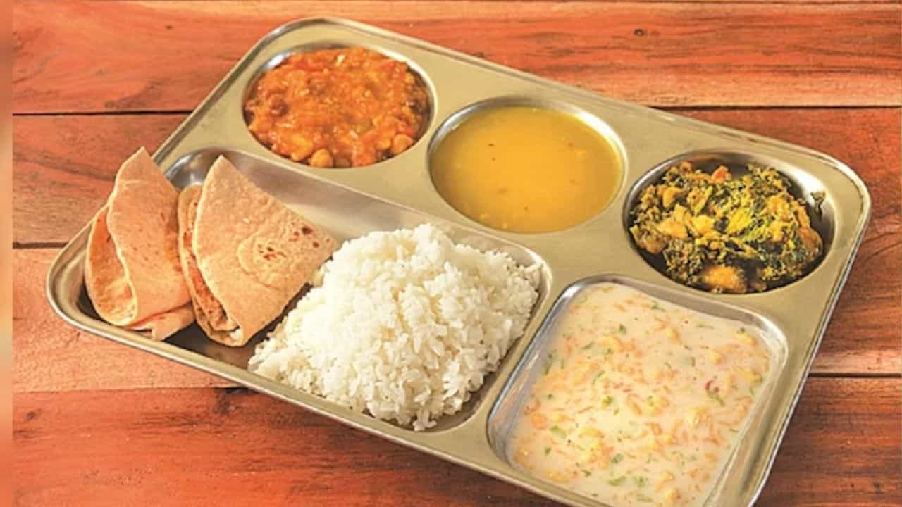 Veg Thali VS Non-Veg Thali: দাম বেড়েছে নিরামিষ থালির, বরং 'পকেট ফ্রেন্ডলি' নন-ভেজ খাবার Veg Thali VS Non-Veg Thali: দাম বেড়েছে নিরামিষ থালির, বরং 'পকেট ফ্রেন্ডলি' নন-ভেজ খাবার