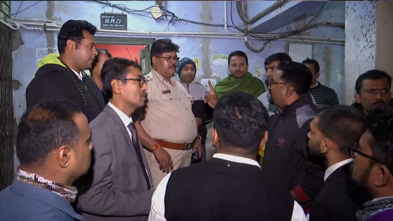 Basirhat Court: 'আইনজীবীকে পর্যন্ত তুলে নিয়ে যাচ্ছে', বসিরহাট আদালতে আজ থেকে পেনডাউন কৌঁসুলিদের Basirhat Court: 'আইনজীবীকে পর্যন্ত তুলে নিয়ে যাচ্ছে', বসিরহাট আদালতে আজ থেকে পেনডাউন কৌঁসুলিদের