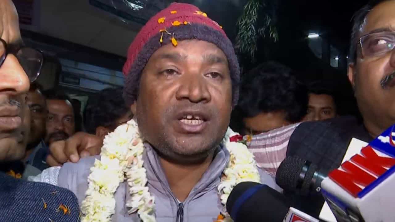 Basirhat Court: জামিন পেতেই আবারও গ্রেফতার বিকাশ-উত্তম, কোর্ট চত্বরে তুমুল উত্তেজনা Basirhat Court: জামিন পেতেই আবারও গ্রেফতার বিকাশ-উত্তম, কোর্ট চত্বরে তুমুল উত্তেজনা