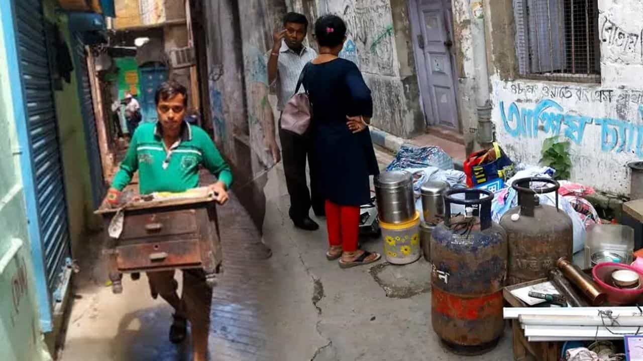 Bowbazar Metro: দুর্গাপিতুরি লেনে ফিরছেন 'ঘরছাড়া'রা, মেট্রোর কাজে ফাটল ধরেছিল বাড়িতে Bowbazar Metro: দুর্গাপিতুরি লেনে ফিরছেন 'ঘরছাড়া'রা, মেট্রোর কাজে ফাটল ধরেছিল বাড়িতে