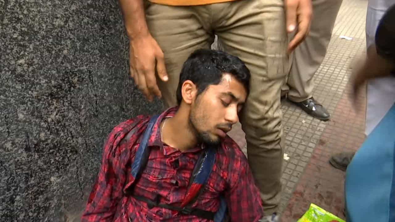 Job Seeker: চাকরি চাইতে গিয়ে অজ্ঞান! রাস্তায় পড়ে 'হবু শিক্ষক' Job Seeker: চাকরি চাইতে গিয়ে অজ্ঞান! রাস্তায় পড়ে 'হবু শিক্ষক'