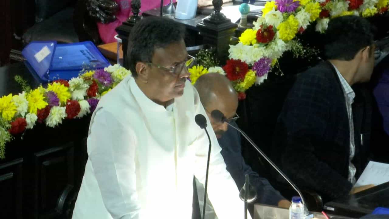 KMC Budget: পুরনিগমে ১১২ কোটি টাকার ঘাটতি বাজেট পেশ মেয়র ফিরহাদের KMC Budget: পুরনিগমে ১১২ কোটি টাকার ঘাটতি বাজেট পেশ মেয়র ফিরহাদের