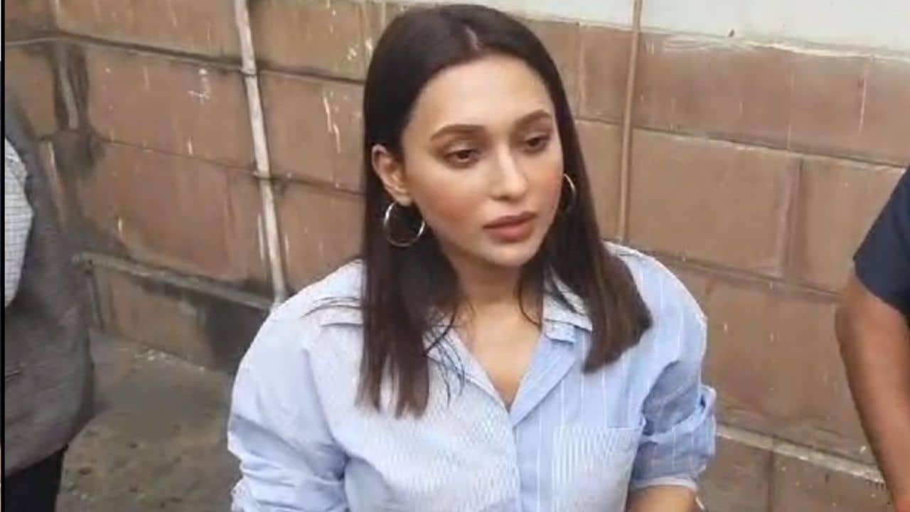 Mimi Chakraborty: গালাগালি শোনার রুচি নেই আমার, দিদি-র কাছে ইস্তফা মিমি-র