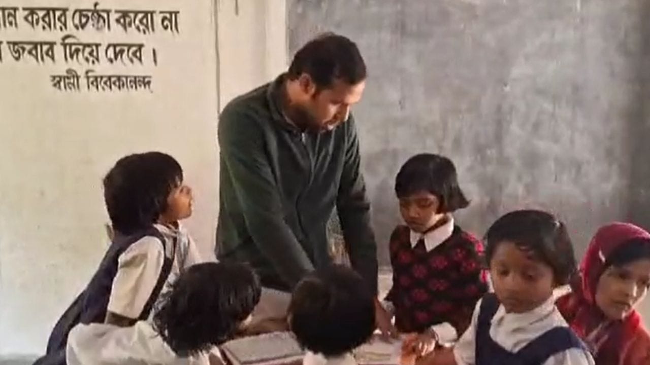 School Education: ৮৩ জন পড়ুয়া, একজন শিক্ষক, দেবের ঘাটালে স্কুলের এ কী হাল! School Education: ৮৩ জন পড়ুয়া, একজন শিক্ষক, দেবের ঘাটালে স্কুলের এ কী হাল!