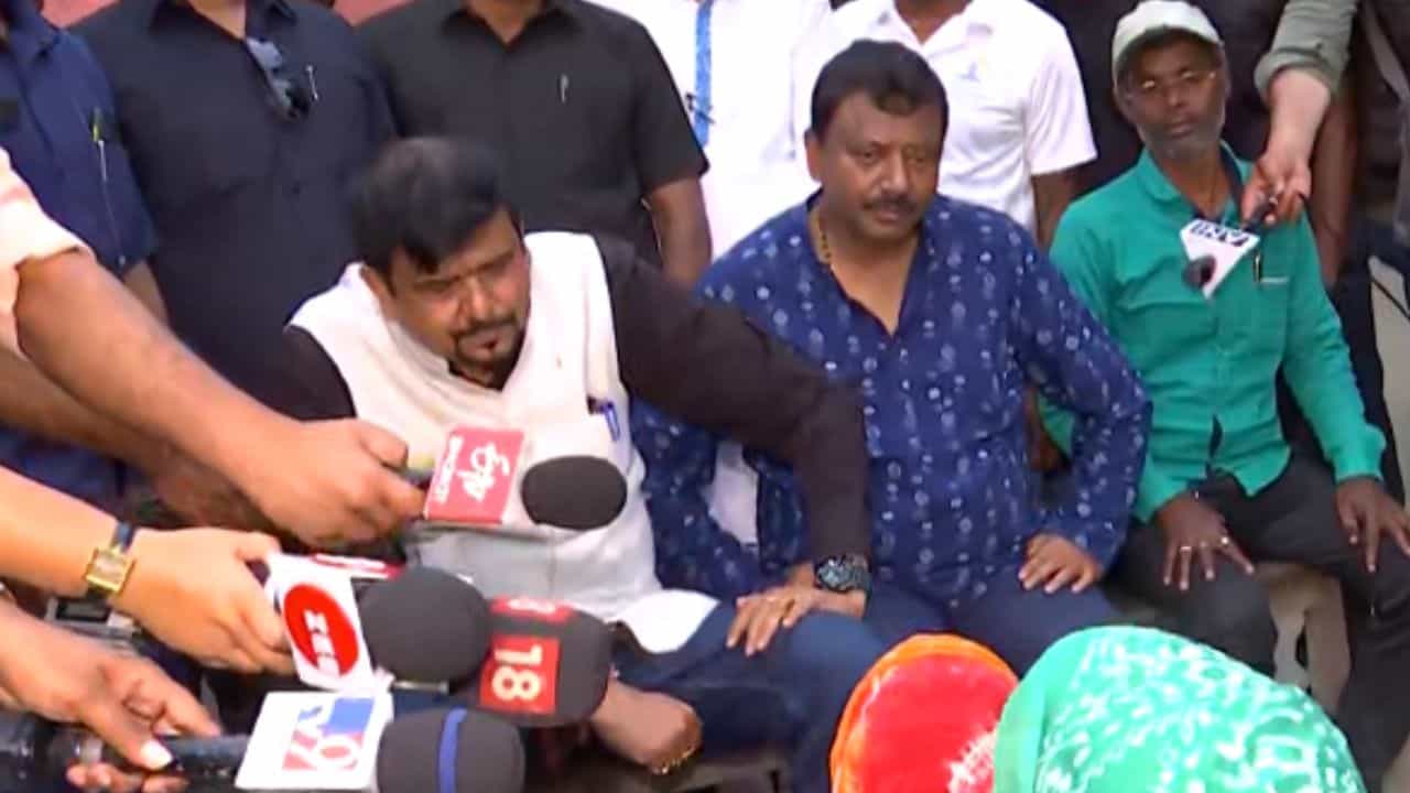 Sandeshkhali: 'দিদিকে আমরা প্রথম থেকে চেয়েছি, এখনও...', সন্দেশখালিতে গিয়ে মহিলাদের প্রশ্নবাণে বিদ্ধ সুজিত-পার্থ