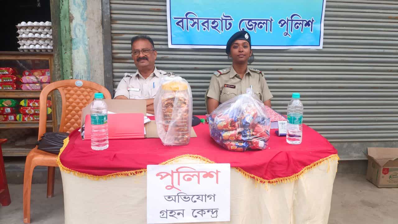 Sandeshkhali: বাচ্চারাও চলে আসছে ক্যাম্পে, বিস্কুট-লজেন্স নিয়ে তৈরি পুলিশও... Sandeshkhali: বাচ্চারাও চলে আসছে ক্যাম্পে, বিস্কুট-লজেন্স নিয়ে তৈরি পুলিশও...