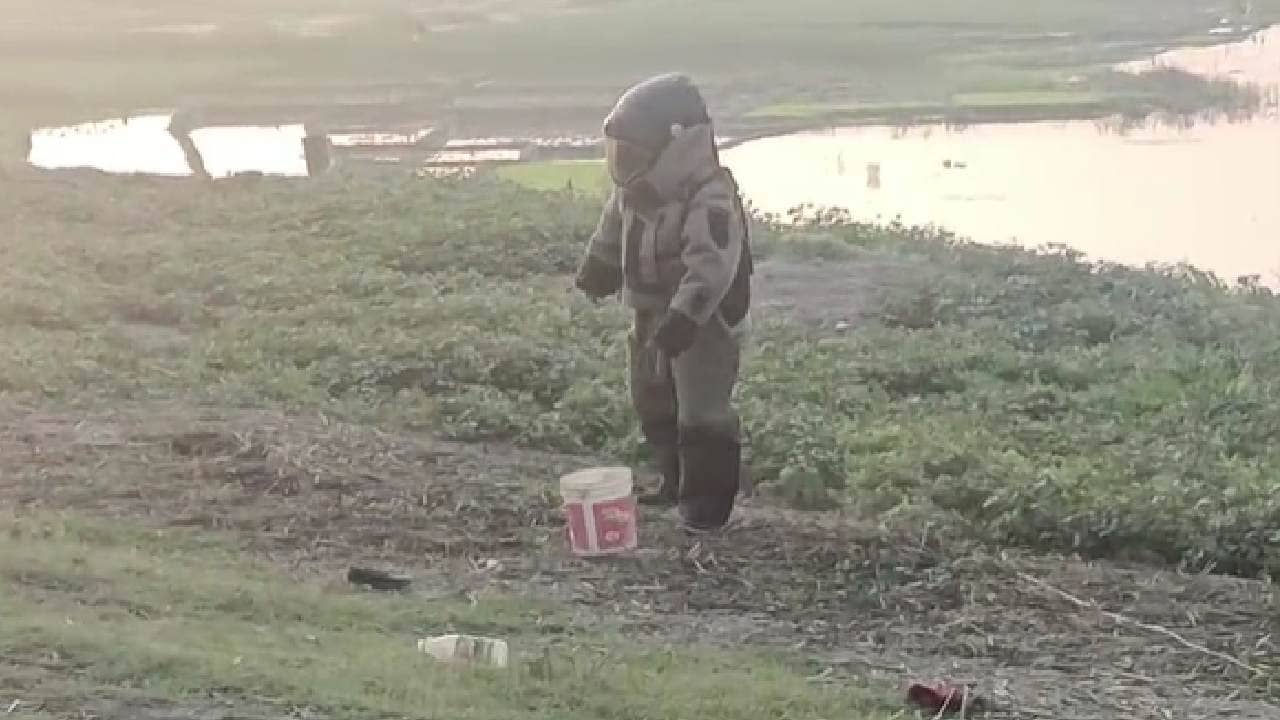 Bomb Recover: বাড়ির পিছনে বালতি ভরা বোমা, হইচই রানিনগরে