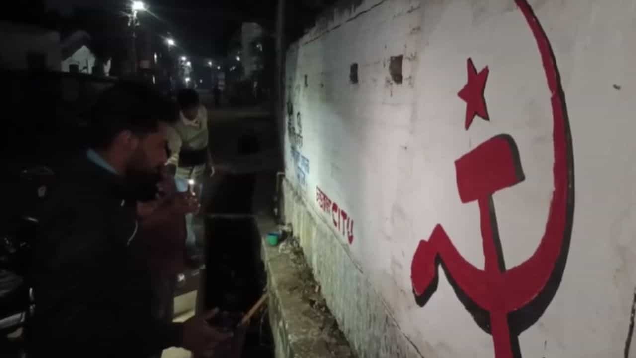 CPIM: রাত হলেই টর্চ হাতে রাস্তায় সিপিএম কর্মীরা, চন্দ্রকোনায় জোর আলোচনা চলছে... CPIM: রাত হলেই টর্চ হাতে রাস্তায় সিপিএম কর্মীরা, চন্দ্রকোনায় জোর আলোচনা চলছে...