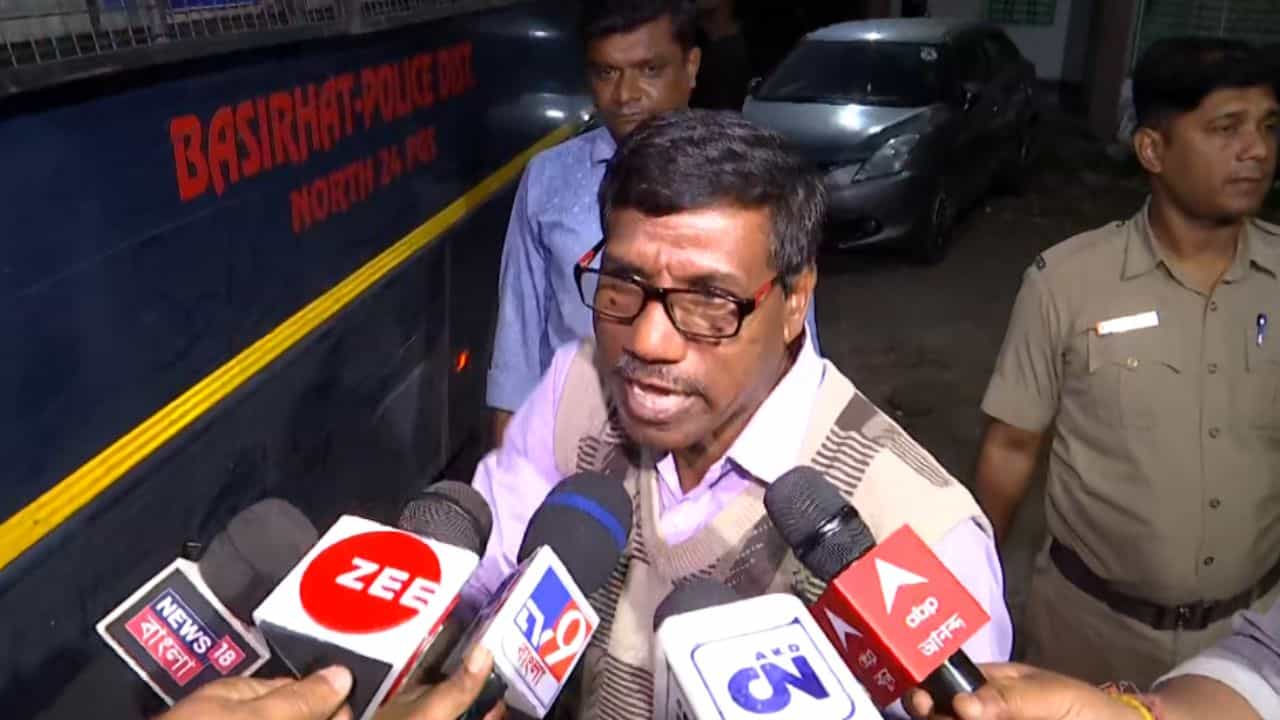 CPIM Leader Nirapad Sardar: 'এভাবে কাউকে গ্রেফতার করা যায়?', প্রাক্তন সিপিএম বিধায়ক নিরাপদ সর্দারকে জামিন হাইকোর্টের CPIM Leader Nirapad Sardar: 'এভাবে কাউকে গ্রেফতার করা যায়?', প্রাক্তন সিপিএম বিধায়ক নিরাপদ সর্দারকে জামিন হাইকোর্টের