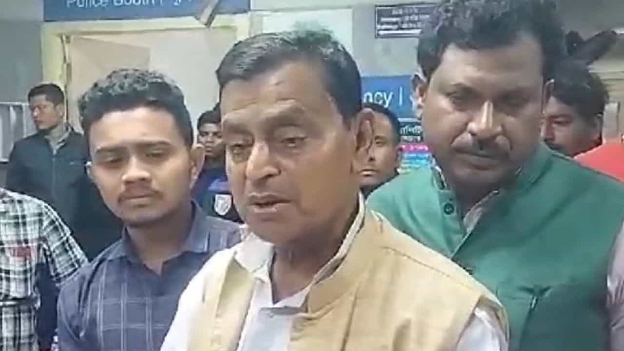 Kalna: চায়ের দোকানে তৃণমূল নেতার সঙ্গে যা হল, খবর পেয়েই ছুটে এলেন মন্ত্রী Kalna: চায়ের দোকানে তৃণমূল নেতার সঙ্গে যা হল, খবর পেয়েই ছুটে এলেন মন্ত্রী