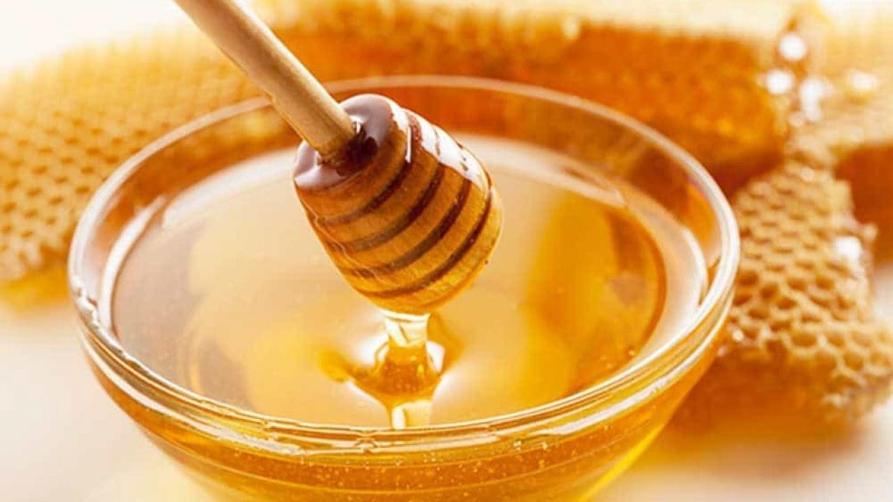 এই সময় ইমিউনিটি বাড়াতে এবং ফুসফুস ভাল রাখতে প্রতিদিন হালকা গরম জলে এক চামচ মধু খেলে দুর্দান্ত উপকার পাবেন। বহু দিন ধরেই এই ঘরোয়া টোটকা কাজে লাগানো হয় অনেক বাড়িতেই। 