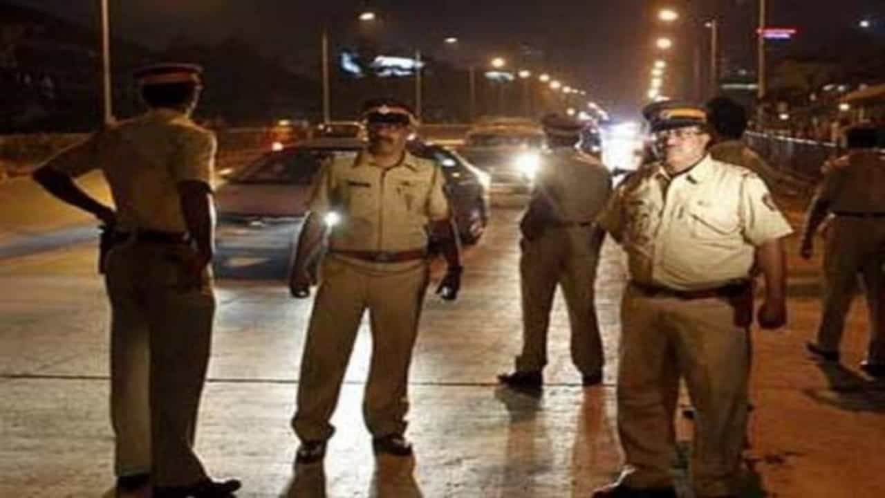 Mumbai bomb threat: সাত সকালে শহর জুড়ে ধারাবাহিক বিস্ফোরণের হুমকি, সতর্ক গোটা পুলিশ বাহিনী Mumbai bomb threat: সাত সকালে শহর জুড়ে ধারাবাহিক বিস্ফোরণের হুমকি, সতর্ক গোটা পুলিশ বাহিনী