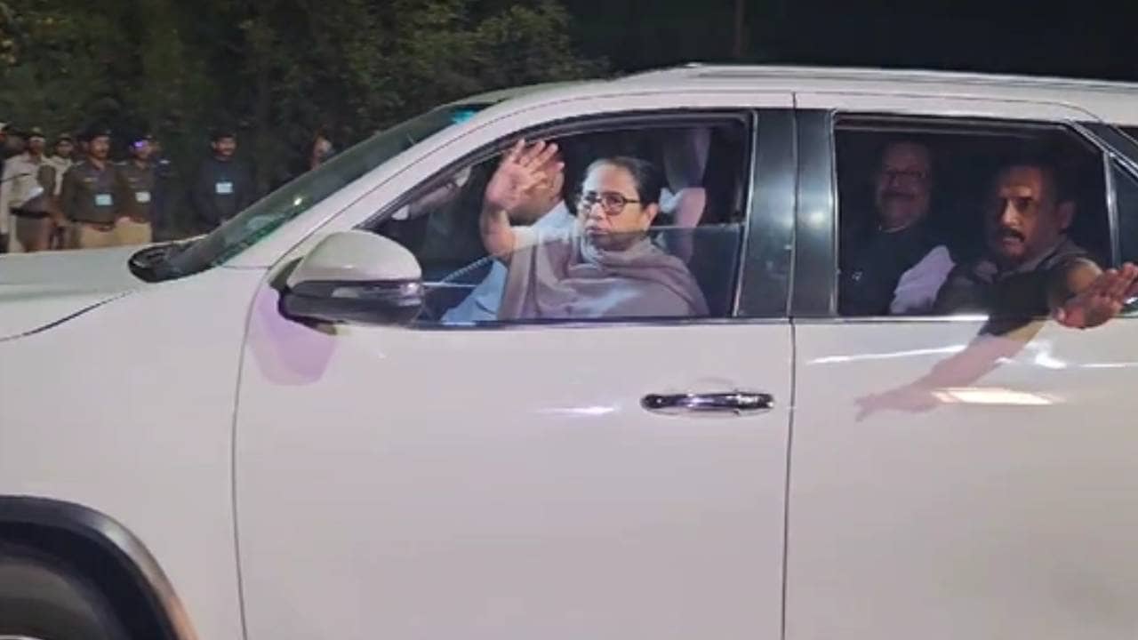 Mamata Banerjee: অনুব্রতের কাটআউটে মোড়া বোলপুরে পৌঁছলেন মুখ্যমন্ত্রী